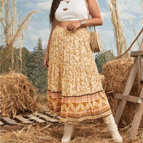 Plus size all over floral skirt - Picture 3 of 4